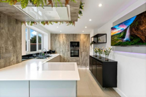 Glade House- Entire Modern Home with Free Parking